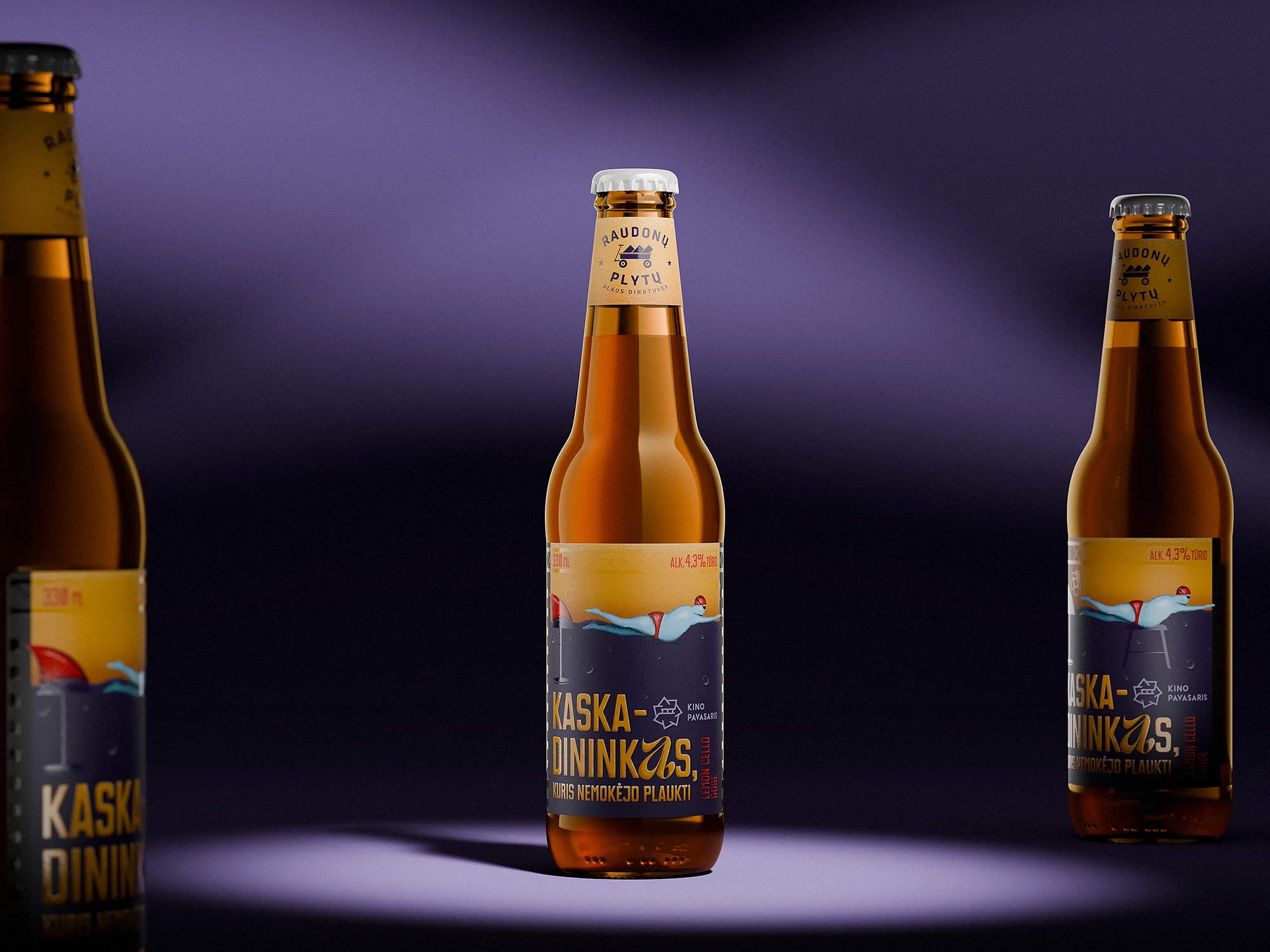 Three bottles of “Kaskadininkas, kuris nemokėjo plaukti” lemon cello gose beer arranged against a dark violet spotlight background. The central bottle is fully visible, showing the front label with a humorous illustration of a man in red swimwear floating horizontally above a fake pool set, referencing a film scene. The gloss varnish highlights subtle film-set elements like lighting rigs and a prop shark fin.